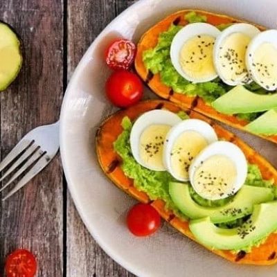 Tostada de camote con aguacate